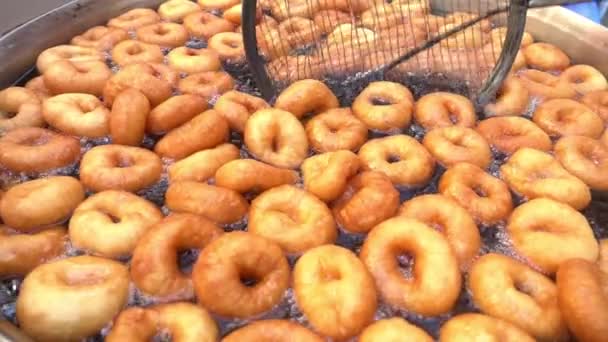 Zoet Gebakken Ronde Donuts Bestrooid Met Suikerpoeder Een Bord Banketbakkerswerk — Stockvideo
