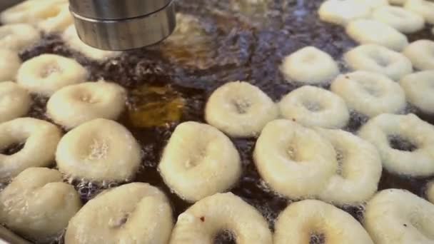 Ciambelle Rotonde Fritte Dolci Cosparse Zucchero Polvere Piatto Pasticceria Dessert — Video Stock