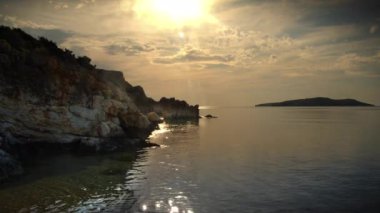 Gün batımında Ada Kayalıkları