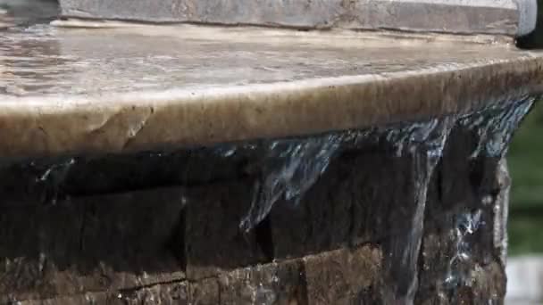 Wasser Ergießt Sich Aus Marmorboden — Stockvideo
