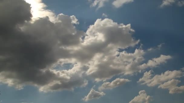 Helle Cumulus Regenwolken Ziehen Himmel — Stockvideo