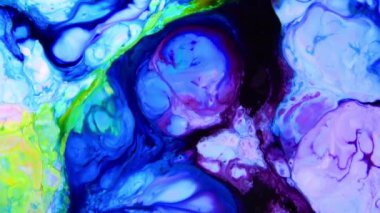 Psikedelik renkli renkli resimlerle soyut bir arkaplan. Sıvı boyanın hareket edip yavaşça kaymasıyla organik etki. Dönüyor ve yayılıyor.