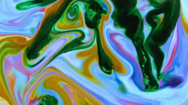 Psikedelik renkli renkli resimlerle soyut bir arkaplan. Sıvı boyanın hareket edip yavaşça kaymasıyla organik etki. Dönüyor ve yayılıyor.