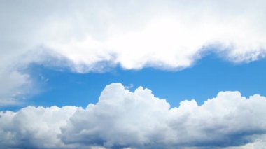 Parlak Kümülüs Yağmurlu Bulutlar Gökte Hareket Ediyor
