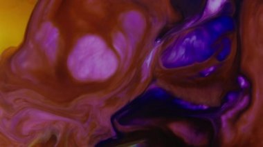 Renkli Kaos Mürekkebi Sıvı Türbülans Hareketinde Yayıldı 