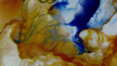 Renkli Kaos Mürekkebi Sıvı Türbülans Hareketinde Yayıldı 