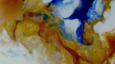 Renkli Kaos Mürekkebi Sıvı Türbülans Hareketinde Yayıldı 