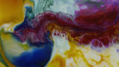 Renkli Kaos Mürekkebi Sıvı Türbülans Hareketinde Yayıldı 
