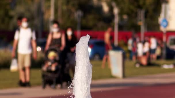 Menselijke Activiteiten Achter Fontein Waterdruppels Bekijken — Stockvideo