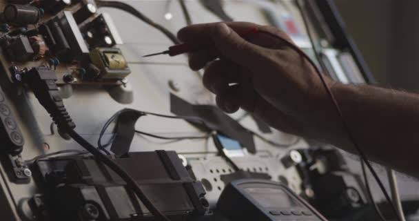 Elektronik Mechaniker Prüfen Defektes Lcd Fernsehpanel — Stockvideo