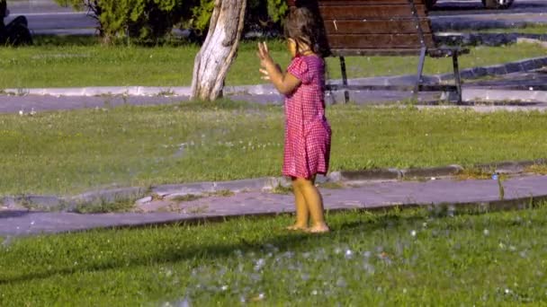 Malá Dívka Hraje Postřikovač Vody Parku — Stock video