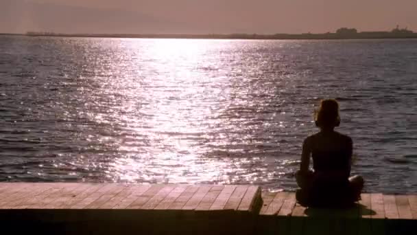 Eenzame Vrouw Luisterend Naar Muziek Het Strand Kijkend Naar Horizon — Stockvideo