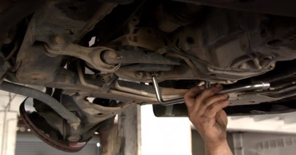Car Transmission Oil Change Footage Car Mechanic Opens Oil Plug — Stock Video