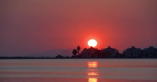 Timelapse Setting Sun Houses Seaside Town Autumn Sunset Ocean Shining — Stock Video