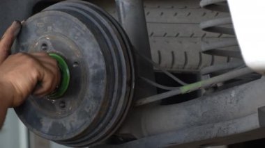 Bir oto tamirhanesinde eskimiş fren diskleri ve fren yastıkları.