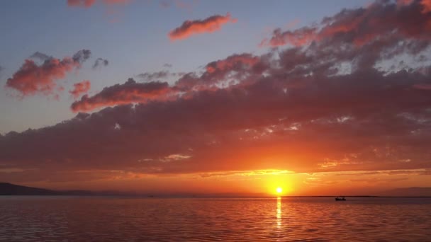 Silhouet Van Mens Een Vissersboot Bij Zonsondergang — Stockvideo