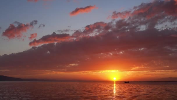 Silhouet Van Mens Een Vissersboot Bij Zonsondergang — Stockvideo