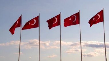 Gökyüzünün Arkasında Türk Bayrakları Dalgalanıyor. Türkiye 'nin Ulusal Sembolü.