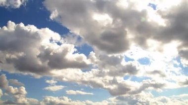 Sonbahar Yağmurlu Gökyüzü Bulutları. Temiz Kümülüs Yağmuru Bulutları Hareketi.