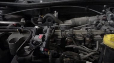 Bir arabanın motor kompartımanındaki parçaların Dolly 'si.