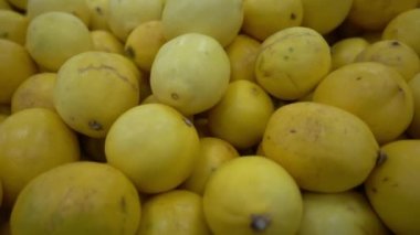 Piyasa Tezgahında Limon Yığını.