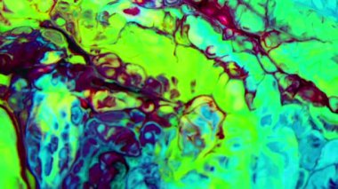 Bu video, yavaş çekimde yayılan koyu renkli boya karışımının aşırı yakın çekim görüntülerini içeriyor. Hareket grafiklerinde bileşik element olarak ve özel görsel efektlerde organik arka plan olarak kullanılabilir.