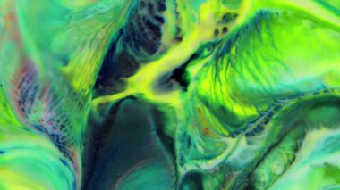 Bu stok videosunda renkli sıvı boya karışımının yüzeye yayılması ve şişmesi var. Vloglar, filmler, belgeseller gibi birçok video projesinde kullanılabilecek güzel bir doku tasarımı..