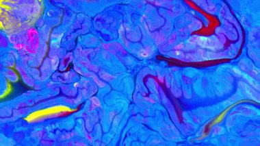 Bu stok videosunda renkli sıvı boya karışımının yüzeye yayılması ve şişmesi var. Vloglar, filmler, belgeseller gibi birçok video projesinde kullanılabilecek güzel bir doku tasarımı..