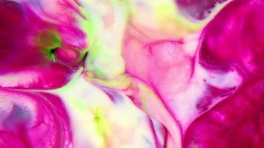 Bu stok videosunda renkli sıvı boya karışımının yüzeye yayılması ve şişmesi var. Vloglar, filmler, belgeseller gibi birçok video projesinde kullanılabilecek güzel bir doku tasarımı..