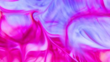 Bu stok videosunda renkli sıvı boya karışımının yüzeye yayılması ve şişmesi var. Vloglar, filmler, belgeseller gibi birçok video projesinde kullanılabilecek güzel bir doku tasarımı..