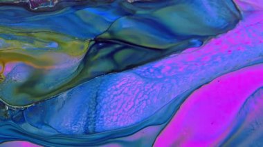 Bu stok videosu, yüzeyde yavaş çekimde yayılan renkli sıvı boya karışımının görsel efektler için organik arka plan olarak kullanılabilecek aşırı yakın çekim görüntülerini içeriyor.