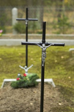 Tarihi bir mezarlıkta iki haç.