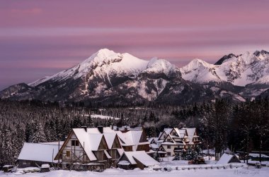 Dağlarda alışılmadık renkli günbatımı gökyüzü.