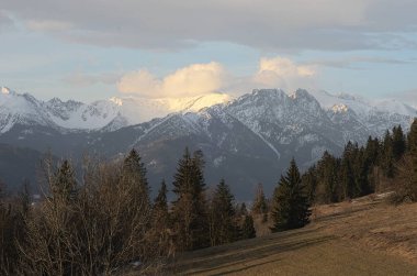 Kış vakti dağlarda ılık gün doğumu.