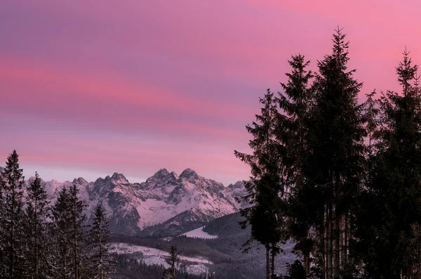 Незвично барвисте небо заходу сонця в горах . — стокове фото