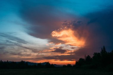 gündoğumu dağ. Güzel gündoğumu görünümünü