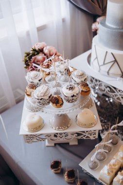 Güzel masa. Böğürtlenli kremalı kek ve kek. Şekerli masa, şeker, açık büfe. Parti şekerlemeleri için tatlı masası. Kapatın. Restoranda dekore edilmiş parti resepsiyonu. Çikolata