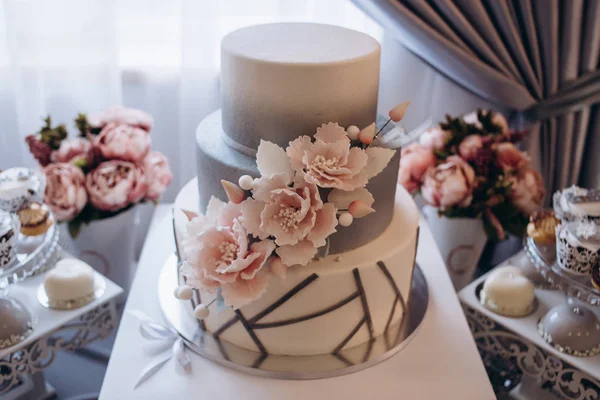 Pernikahan Atau Kue Ulang Tahun Kue Manis Sebuah Pesta Restoran — Stok Foto