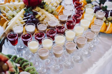 Egzotik alkollü kokteyller. Masada meyve