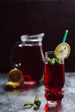 Taze vişne suyu, nane, limon ve buz bir koyu arka plan, yan görünüm, kopya alanı