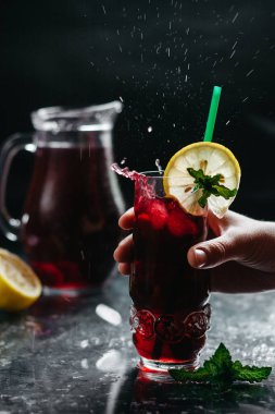 Soğuk serinletici berry içki buz, nane ve limon ile yakın çekim