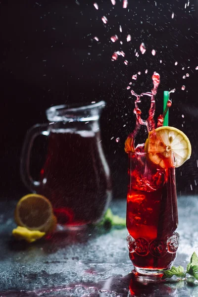 buz küpleri ve splash tropikal kokteyl stüdyo çekim.