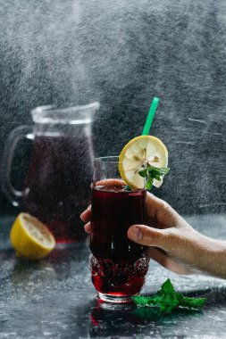 Soğuk serinletici berry içki buz, nane ve limon ile yakın çekim