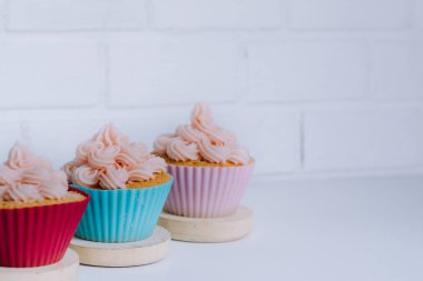 Masanın üzerinde çilek Pies mükemmel parti bireysel taze meyve tatlı