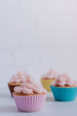 Masanın üzerinde çilek Pies mükemmel parti bireysel taze meyve tatlı