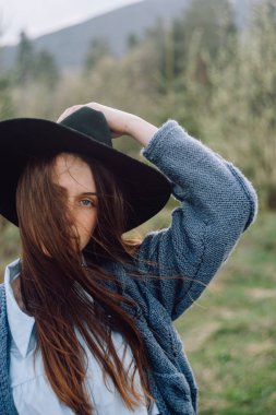 şapka tutan ve seyir kadın seyahat. Yolculuk tutkusu seyahat kavramı, metin, alan atmosferik epik an