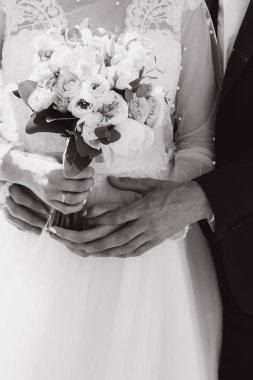 Yavaşça elele çift. Buket elinde. Düğün