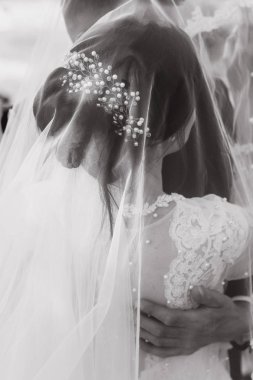 Bir kaç kendini sarılma. Elleri arkasında. Düğün