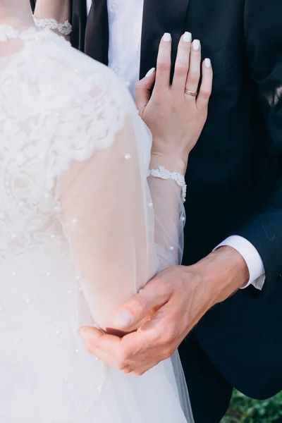 カップルは彼女を抱き締めます 手でタッチのフラグメント 結婚式 — ストック写真