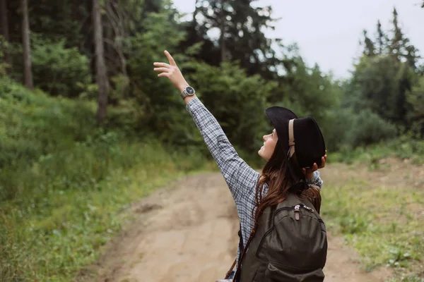 Woman Traveler Looking Pointing Her Hand Wonderful Forest Concept Travelers — Stock Photo, Image